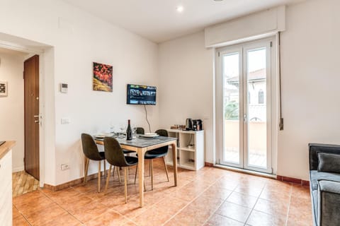 TV and multimedia, Kitchen or kitchenette, Living room, Seating area, Dining area, hair dresser