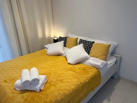 Bed, Photo of the whole room, Bedroom, towels