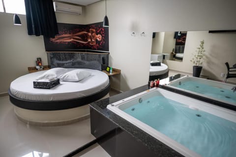 Bed, Hot Tub, Bedroom, Bath, towels