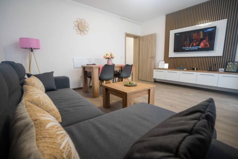 Communal lounge/ TV room, TV and multimedia, Living room, Seating area, Evening entertainment