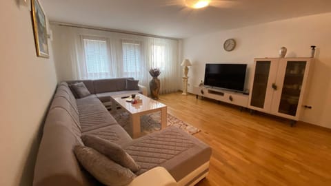 Communal lounge/ TV room, TV and multimedia, Living room, Seating area