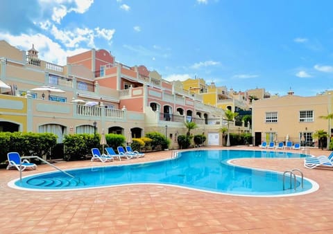 Property building, Day, Pool view, Swimming pool, sunbed