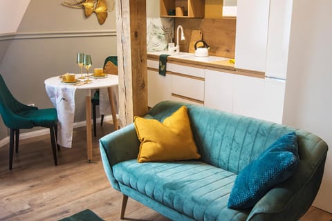 Kitchen or kitchenette, Living room, Seating area, Dining area