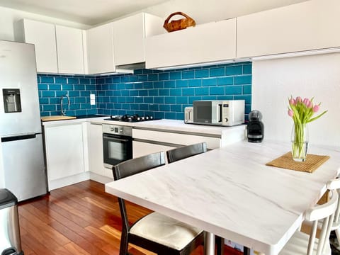 Kitchen or kitchenette, Dining area, minibar, pet friendly, stove, toaster