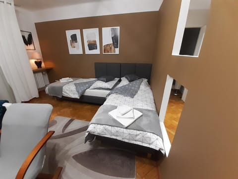 Bed, Living room, Photo of the whole room, Seating area, towels