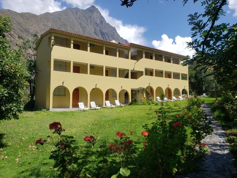 Property building, Day, Natural landscape, Garden, Mountain view