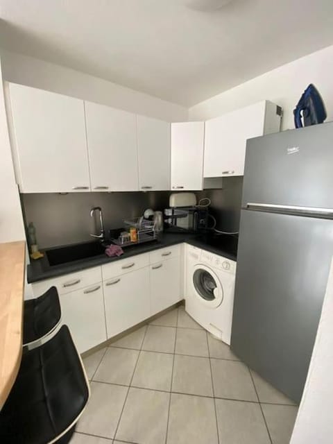Kitchen or kitchenette, minibar, toaster, washing machine