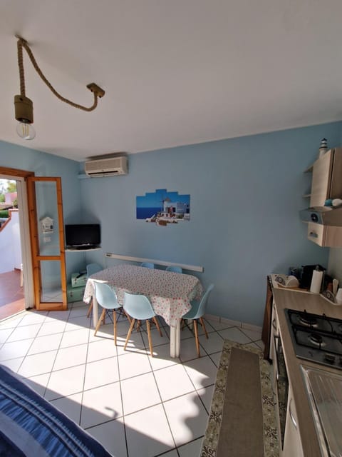 Bed, TV and multimedia, Kitchen or kitchenette, Living room, Seating area, Dining area, air conditioner