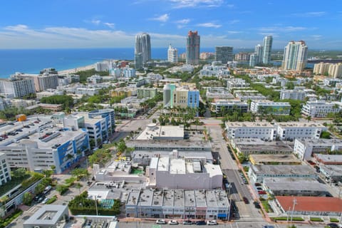 Property building, Day, Neighbourhood, Natural landscape, Bird's eye view, City view, Sea view, Street view, Location