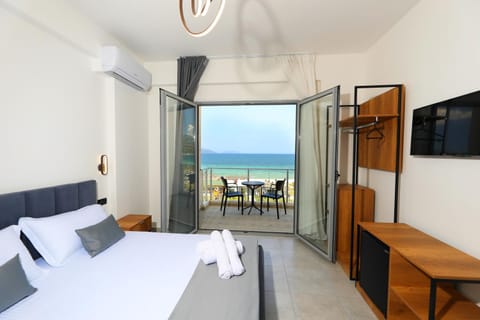 Bed, TV and multimedia, Balcony/Terrace, Photo of the whole room, Bedroom, Sea view