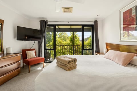 Bed, TV and multimedia, View (from property/room), Balcony/Terrace, Seating area, Bedroom