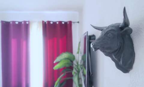 Property building, Living room, Decorative detail, internet