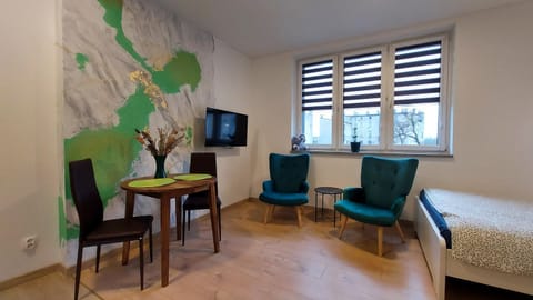 TV and multimedia, Living room, Seating area, Evening entertainment