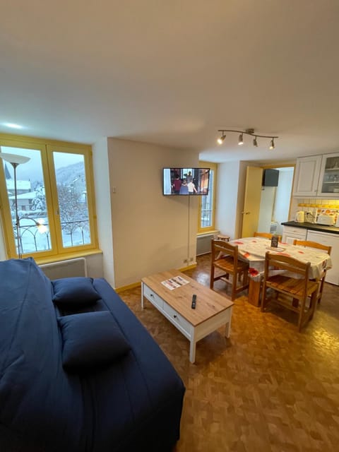 TV and multimedia, Seating area, Dining area
