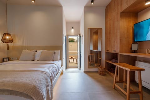 Bed, TV and multimedia, Bedroom