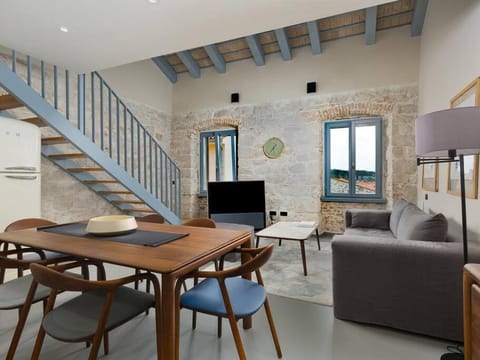 TV and multimedia, Living room, Seating area, Dining area
