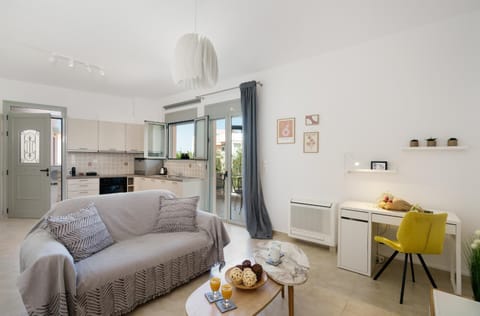 Kitchen or kitchenette, Living room, Seating area, pet friendly, stove