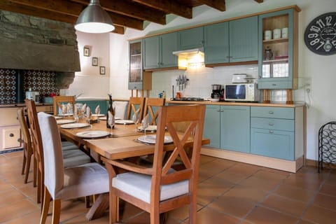 Coffee/tea facilities, Dining area, dishwasher, stove, toaster