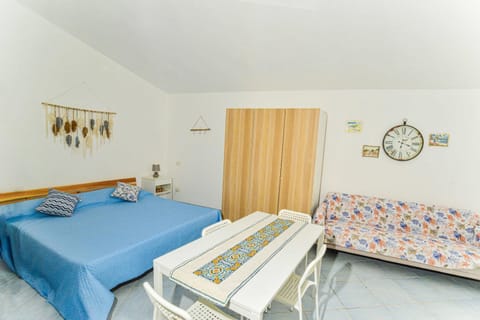 Bed, Living room, Photo of the whole room, Seating area, Bedroom