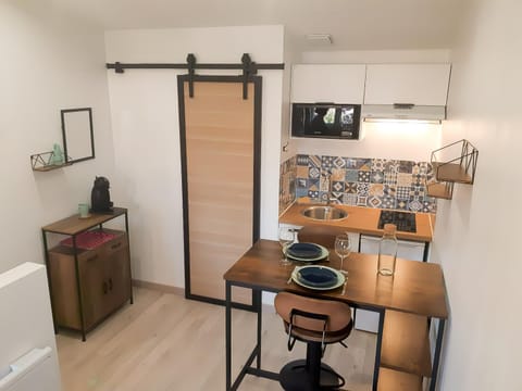 Kitchen or kitchenette, kitchen