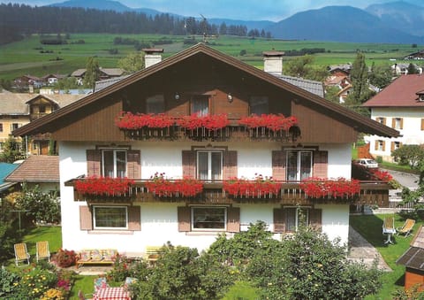 Property building, Day, Natural landscape, Garden, View (from property/room), Balcony/Terrace, Mountain view, Location, sunbed