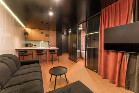 Hot Tub, Living room, Seating area, kitchen