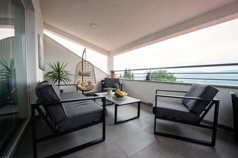 View (from property/room), Balcony/Terrace, City view, Mountain view