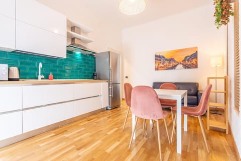 Kitchen or kitchenette, Living room, Seating area, stove