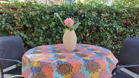 Garden, Seating area, Dining area