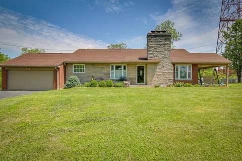 Home with Hot Tub and Deck about 3 Mi to Ark Encounter! House in Williamstown