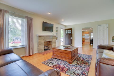 Home with Hot Tub and Deck about 3 Mi to Ark Encounter! House in Williamstown