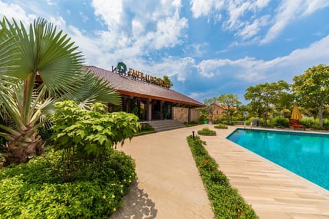 Property building, Restaurant/places to eat, Swimming pool