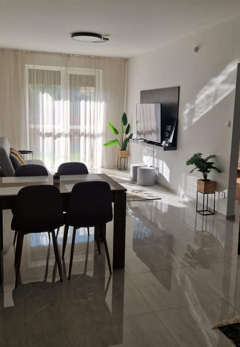 Communal lounge/ TV room, TV and multimedia, Living room, Seating area, Dining area