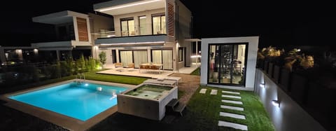 Property building, Patio, Natural landscape, Hot Tub, Spa and wellness centre/facilities, Dining area, Pool view, Swimming pool, sunbed