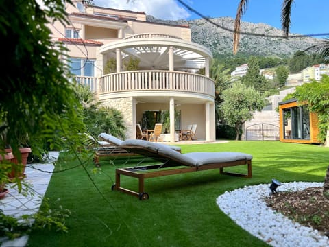 Property building, Patio, Natural landscape, Garden, Mountain view, sunbed