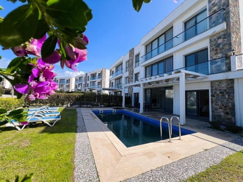 Property building, Day, Garden, Garden view, Pool view, Swimming pool, sunbed
