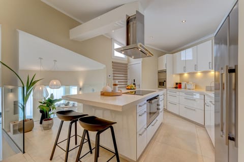 Kitchen or kitchenette, Kitchen or kitchenette, Living room, Seating area