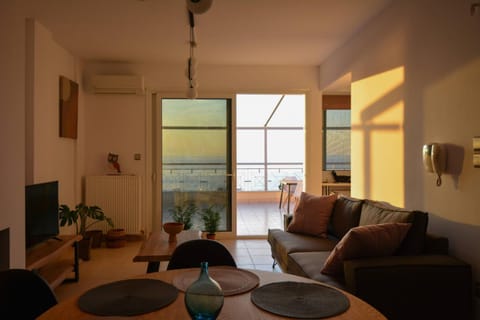 Communal lounge/ TV room, Natural landscape, TV and multimedia, Living room, Seating area, Dining area