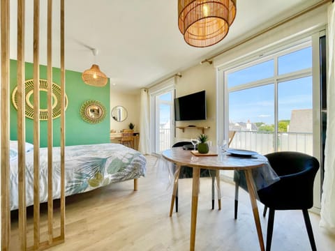 Communal lounge/ TV room, TV and multimedia, Seating area, Bedroom