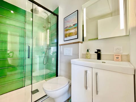 Shower, Toilet, Bathroom, towels