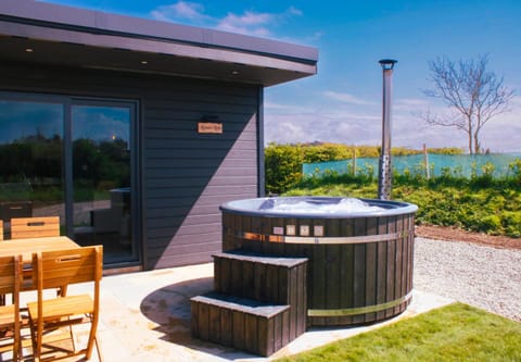 Spring, Day, Garden, Hot Tub, Dining area