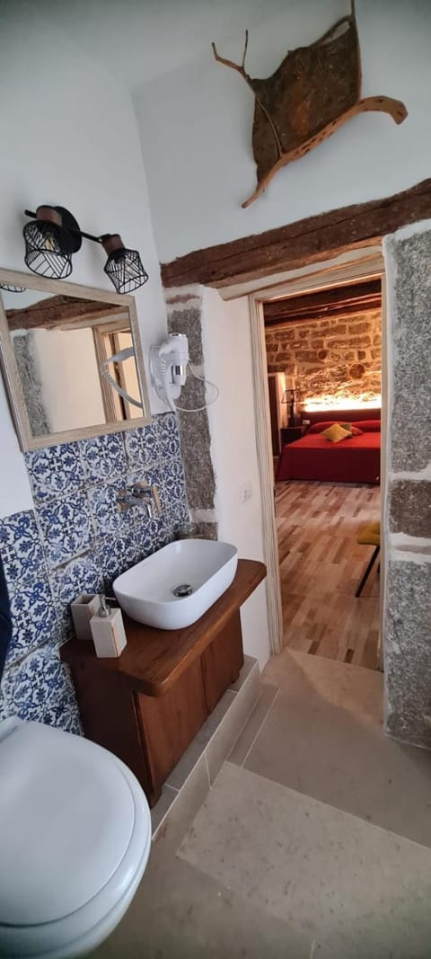 Toilet, Bathroom, towels