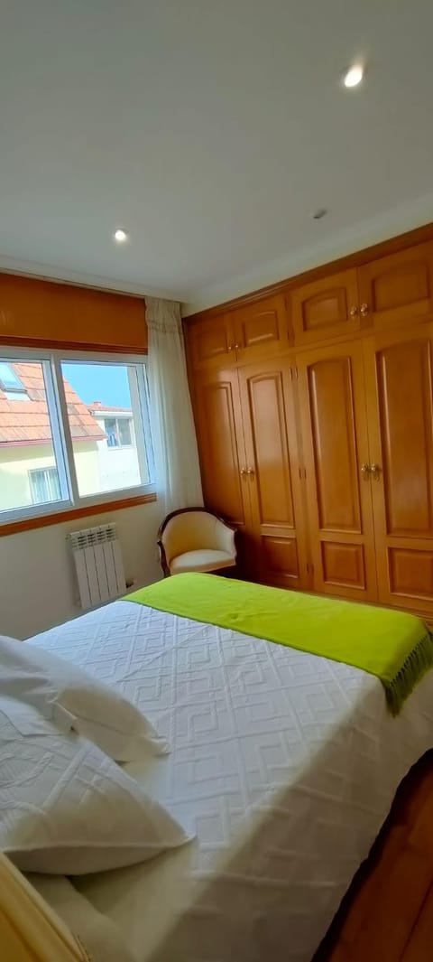 Bed, TV and multimedia, Bedroom