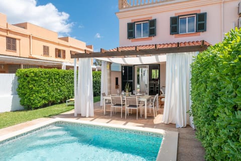 Property building, Balcony/Terrace, Dining area, Swimming pool