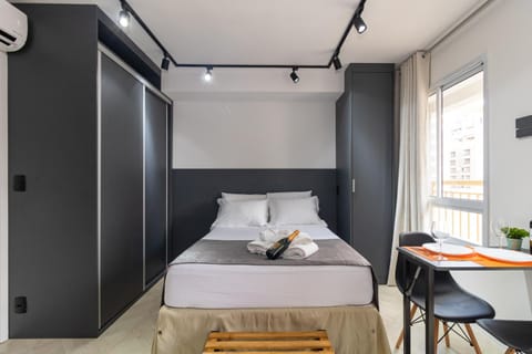 Bed, Bedroom, Drinks