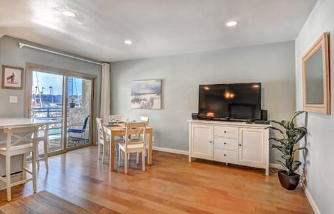 307B Steps from the sand! Freshly Decorated with Harbor Views House in Oceanside