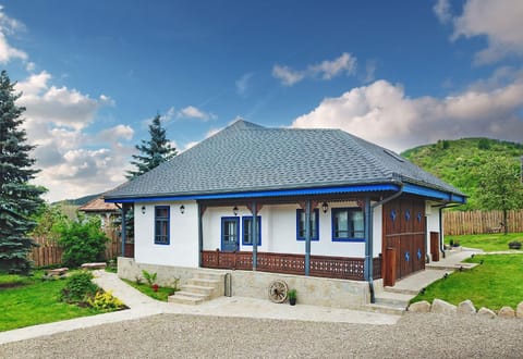 Property building, Spring, Day, Natural landscape, Garden, Garden view, Mountain view