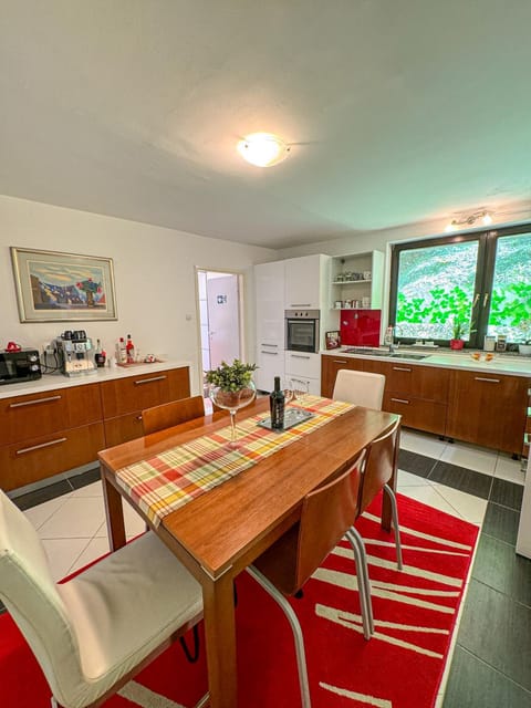 Dining area, minibar