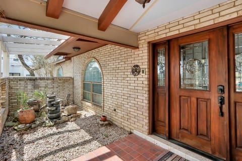 Lakeside Overlook House in Spring Branch