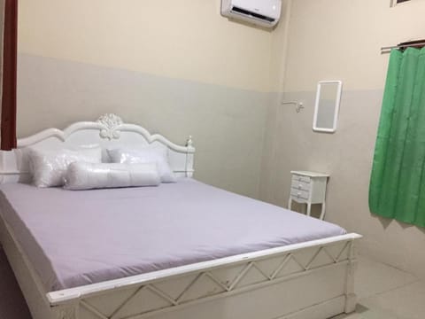 Bed, Photo of the whole room, Bedroom, towels, air conditioner